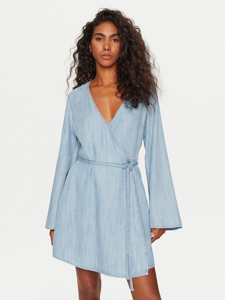 Guess Sukienka codzienna W2YK67 D22S5 Błękitny Relaxed Fit. Niebieskie sukienki damskie Guess, na co dzień, s, z aplikacjami, z lyocellu, bez kołnierzyka, bez ramiączek, proste. Za 279.99 zł.