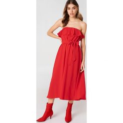 Andrea Hedenstedt x NA-KD Sukienka midi z falbanką - Red. Sukienki damskie marki Andrea Hedenstedt x NA-KD. W wyprzedaży za 72.88 zł.