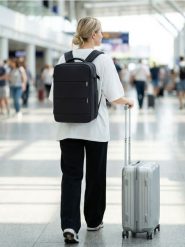 Plecak podróżny z otwarciem walizkowym - czarny. Czarne torby i plecaki dziecięce Sinsay. Za 75.99 zł.