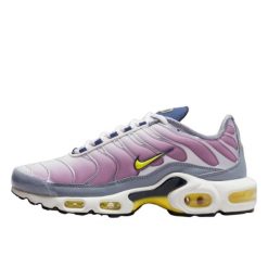 Buty do chodzenia damskie Nike W Air Max Plus. Fioletowe obuwie sportowe damskie Nike, bez wzorów, z materiału, trekkingowe. W wyprzedaży za 549.00 zł.