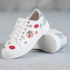 Bestelle białe Buty Sportowe Z Naszywkami. Białe obuwie sportowe damskie Bestelle, bez wzorów. W wyprzedaży za 69.00 zł.