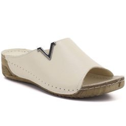 Skórzane klapki na koturnie beżowe T.Sokolski L211. Brązowe klapki damskie T.Sokolski, bez wzorów, ze skóry, bez obcasa, na koturnie. Za 209.99 zł.