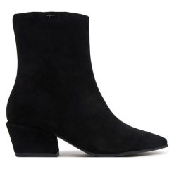Botki Tamaris. Czarne botki damskie Tamaris, bez obcasa, na słupku, bez zapięcia. Za 484.99 zł.