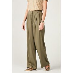 Spodnie w kolorze khaki. Brązowe spodnie materiałowe damskie marki Patrizia Aryton, bez wzorów. W wyprzedaży za 329.95 zł.