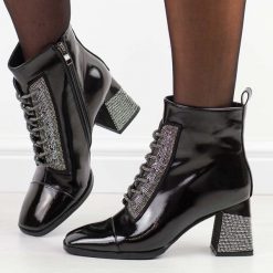 Czarne lakierowane botki damskie na słupku DiA 880-022. Czarne botki damskie DiA, na jesień, z lakierowanej skóry, eleganckie, bez obcasa, na słupku, bez zapięcia. W wyprzedaży za 276.75 zł.