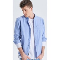 Koszula z nadrukiem all over - Niebieski. Koszule męskie marki Cropp. Za 79.99 zł.