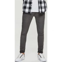 Jeansy SKINNY - Szary. Szare jeansy męskie Cropp. Za 89.99 zł.