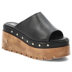 Klapki damskie Carinii, skórzane na wysokiej platformie z dżetami, czarne, B10048. Czarne sandały damskie Carinii, bez wzorów, bez obcasa, na platformie, bez zapięcia. Za 429.00 zł.