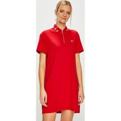 Tommy Jeans - Sukienka. Sukienki damskie marki Tommy Jeans. W wyprzedaży za 339.90 zł.