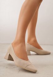 Ciemnobeżowe Czółenka VICES na Niskim Obcasie z Elastycznej Dzianiny z Amortyzującą Wkładką Zaehira. Brązowe czółenka damskie Renee, bez wzorów, z dzianiny, ze szpiczastym noskiem, bez obcasa, na obcasie, bez zapięcia. Za 109.99 zł.