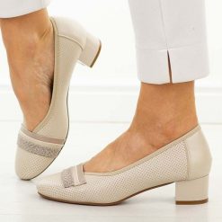 Beżowe czółenka damskie na obcasie Potocki 12792. Brązowe czółenka damskie POTOCKI, w ażurowe wzory, z materiału, biznesowe, z okrągłym noskiem, bez obcasa, na obcasie, bez zapięcia. Za 189.00 zł.