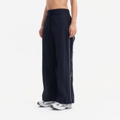 Spodnie dresowe damskie Heritage. Czarne spodnie dresowe damskie Decathlon, l, bez wzorów, z dresówki. Za 129.99 zł.