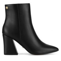 Botki Nine West. Czarne botki damskie Nine West, bez obcasa, na słupku, bez zapięcia. Za 279.99 zł.