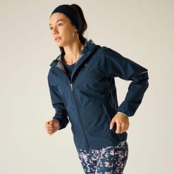 Damska ultralekka wodoodporna kurtka turystyczna z kapturem. Niebieskie kurtki sportowe damskie Dare 2b, bez wzorów, z poliesteru, z kapturem, trekkingowe. Za 649.99 zł.