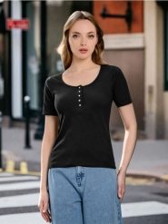 Prążkowana koszulka z guzikami - czarny. Czarne t-shirty damskie Sinsay, l, bez wzorów, prążkowane, bez kołnierzyka. W wyprzedaży za 7.99 zł.