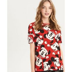 Świąteczny t-shirt Mickey Mouse - Czerwony. Czerwone t-shirty damskie Sinsay, z motywem z bajki. Za 39.99 zł.