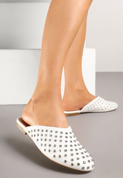 Białe Klapki Typu Mule z Cyrkoniowym Zdobieniem Firritis. Białe klapki damskie Renee, z aplikacjami, z jeansu, bez obcasa, na obcasie. Za 109.99 zł.