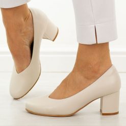 Beżowe skórzane czółenka damskie Cambell 19410. Brązowe czółenka damskie Cambell, bez wzorów, ze skóry, eleganckie, z okrągłym noskiem, bez obcasa, na słupku, bez zapięcia. Za 219.00 zł.