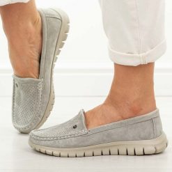 Szare ażurowe skórzane mokasyny damskie Vinceza 95413. Szare mokasyny damskie VINCEZA, z jeansu, eleganckie. W wyprzedaży za 175.12 zł.