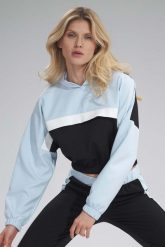 Dwukolorowa Krótka Bluza z Kapturem - Czarno-Niebieska. Czarne bluzki damskie Figl, xl, bez wzorów, z elastanu, z kapturem. Za 189.00 zł.