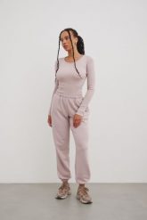 Spodnie typu jogger z HAFTEM w kolorze PINK GARDENIA - NEVIS-XL. Różowe spodnie materiałowe damskie Marsala, m, bez wzorów, z bawełny. Za 279.90 zł.