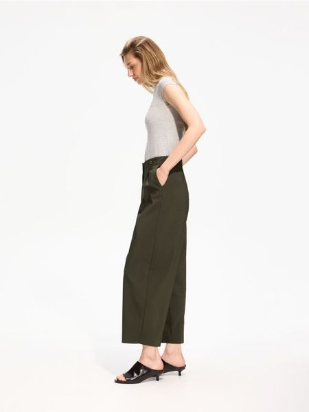 Spodnie barrel leg - zielony. Zielone spodnie materiałowe damskie Reserved, l, bez wzorów, z bawełny. Za 139.99 zł.