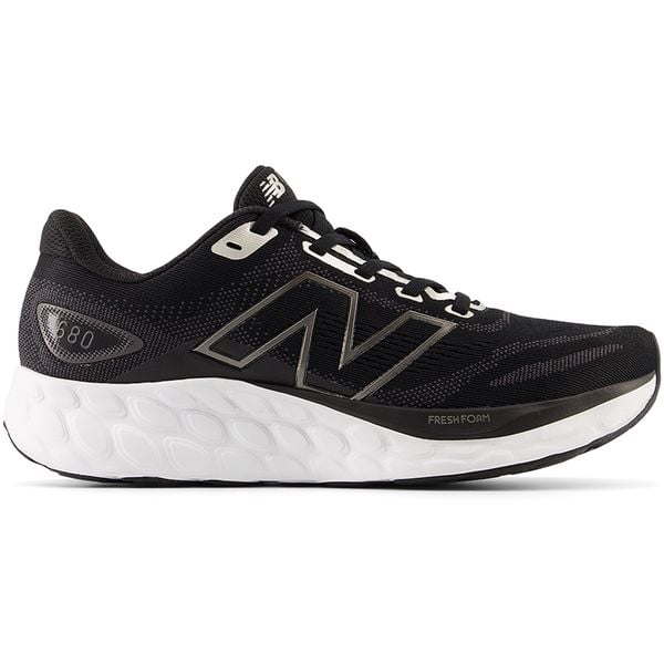 Buty damskie New Balance Fresh Foam 680 v8 W680LK8 – czarne. Czarne obuwie sportowe damskie New Balance, bez wzorów, z materiału, do biegania. Za 369.99 zł.