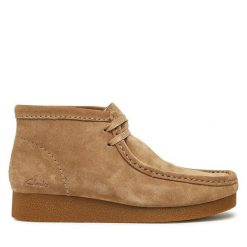Trzewiki Clarks. Brązowe botki damskie Clarks, bez obcasa, na płaskiej podeszwie, bez zapięcia. Za 519.99 zł.