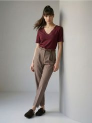 Wiskozowa koszulka z ozdobną koronką - bordowy. Czerwone t-shirty damskie Sinsay, l, bez wzorów, z koronki, bez kołnierzyka. Za 19.99 zł.