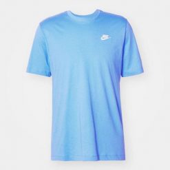 Koszulka Nike Sportswear Club 412 university blue. Niebieskie koszulki sportowe męskie Nike, bez wzorów, bez kołnierzyka, bez ramiączek. Za 148.01 zł.