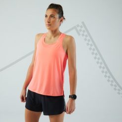 Koszulka do biegania bez rękawów damska Kiprun Run 900 Light. Brązowe koszulki sportowe damskie KIPRUN, s, bez wzorów, z elastanu, bez kołnierzyka, bez ramiączek, do biegania. Za 139.99 zł.