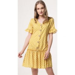 Żółta Sukienka One Month. Żółte sukienki damskie Born2be, m, z aplikacjami, bez kołnierzyka, bez ramiączek, mini. Za 99.99 zł.