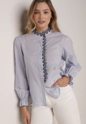 Niebieska Koszula z Bawełny Ozdobiona Haftowaną Falbanką Zenatia. Niebieskie bluzki damskie Born2be, l, bez wzorów, z bawełny, eleganckie, bez kołnierzyka, bez ramiączek. Za 109.99 zł.