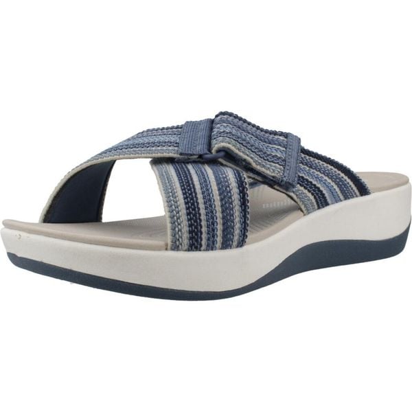 Sandały CLARKS 26177190C Niebieski. Niebieskie sandały damskie Clarks, bez wzorów, z tkaniny, bez obcasa, bez zapięcia. Za 199.99 zł.