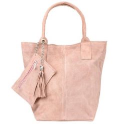 Shopperka skórzana VERA PELLE pudrowa T49. Czerwone torebki shopper damskie bez wzorów, ze skóry, zamszowe, bez dodatków. Za 208.99 zł.