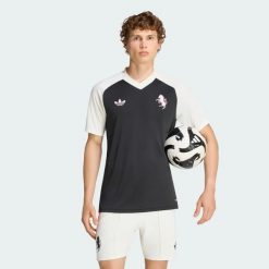 Wyjazdowa koszulka przedmeczowa Juventus 26/27. Czarne koszulki sportowe męskie Adidas, xs, bez wzorów, z dresówki, bez kołnierzyka, bez ramiączek, do piłki nożnej, climacool (adidas). Za 299.00 zł.