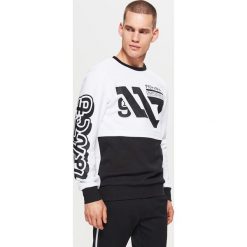 Bluza z nadrukiem WHATEVER - Biały. Białe bluzy męskie Cropp, z nadrukiem. Za 99.99 zł.