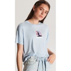 Koszulka oversize - Niebieski. T-shirty damskie marki Cropp. Za 29.99 zł.