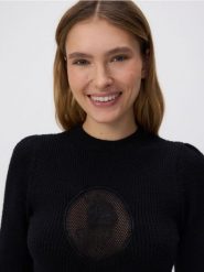 Sweter w prążek z haftem - czarny. Czarne swetry damskie Reserved, l, bez wzorów, z dzianiny, bez kołnierzyka, bez ramiączek, bez kaptura. W wyprzedaży za 99.99 zł.