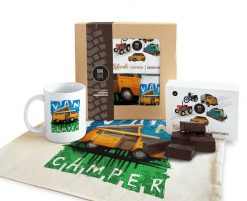 Kamper — paczka (Zawartość paczki: koszulka, torba, kubek, słodycze; Rozmiar koszulki / bluzy: XXL (damska); Kolor koszulki / bluzy: biały; Rodzaj nad. Białe bluzy damskie nikiniki, s, bez wzorów, z bawełny, bez kaptura. Za 169.00 zł.
