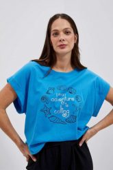 Bawełniany t-shirt z nadrukiem lazurowy. Niebieskie bluzki damskie MOODO, s, bez wzorów, z bawełny, bez kołnierzyka. W wyprzedaży za 33.99 zł.