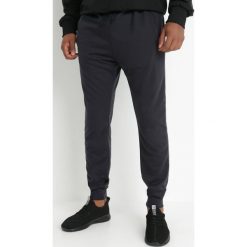 Granatowe Spodnie Dresowe Joggery Analía. Niebieskie spodnie sportowe męskie Born2be, m, bez wzorów, z dresówki. Za 34.99 zł.