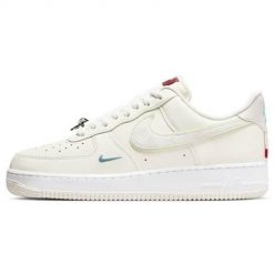 Buty do chodzenia damskie Nike Air Force 1 '07. Białe obuwie sportowe damskie Nike, bez wzorów, z materiału, trekkingowe, Nike Air Force. Za 677.00 zł.