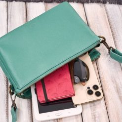 Torebka damska na ramię skórzana turkusowa kompaktowa listonoszka Paolo Peruzzi IM-04-AQ. Niebieskie torby na ramię damskie bez wzorów, ze skóry, eleganckie, duże, bez dodatków. Za 229.00 zł.