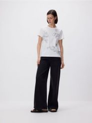 T-shirt z haftem - biały. Białe t-shirty damskie Reserved, l, bez wzorów, z bawełny, klasyczne, bez kołnierzyka. W wyprzedaży za 39.99 zł.