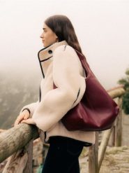Torebka hobo - karminowy. Czerwone torebki do ręki damskie Reserved, bez wzorów, ze skóry, klasyczne, bez dodatków. W wyprzedaży za 69.99 zł.