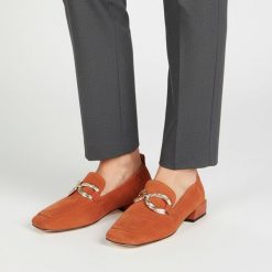 Półbuty damskie S.Barski, cholewka skóra naturalna zamszowa niski fason kwadratowy nosek ozdobny metalowy element na podbiciu stabilny niski obcas fa. Brązowe półbuty damskie S.BARSKI, z aplikacjami, z materiału, casualowe, bez obcasa, na obcasie, bez zapięcia. Za 350.90 zł.