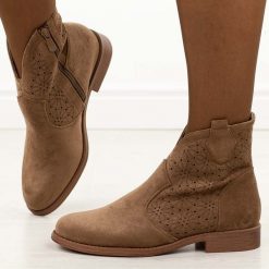 Coffee jesienne zamszowe ażurowe botki damskie S.Barski 52-532. Botki damskie S.BARSKI, na jesień, z jeansu, eleganckie, z okrągłym noskiem, bez obcasa, na płaskiej podeszwie, bez zapięcia. Za 219.00 zł.