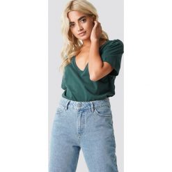 Rut&Circle T-shirt z dekoltem V Clara - Green. T-shirty damskie marki Rut&Circle. W wyprzedaży za 36.47 zł.