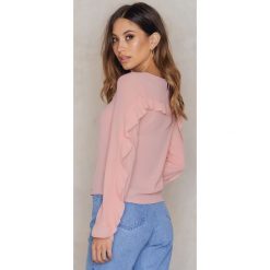 NA-KD Boho Bluzka z falbanką - Pink. Bluzki damskie marki NA-KD Boho. Za 121.95 zł.